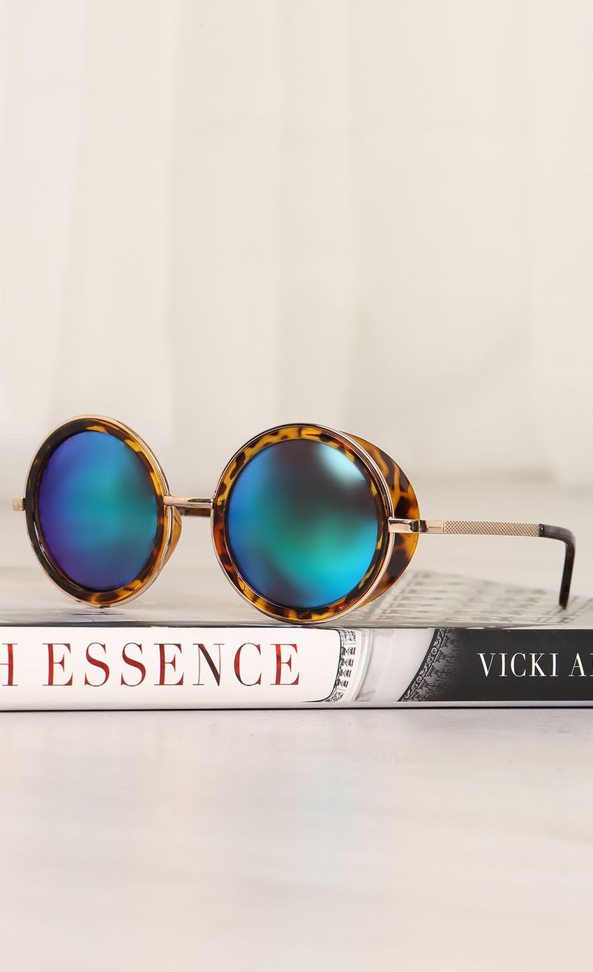 Picture Tortoise Shell Shades with Gold Trim. Source: https://media-img.lucyinthesky.com/data/Mar15_1/850xAUTO/0Y5A8313_COPY.JPG