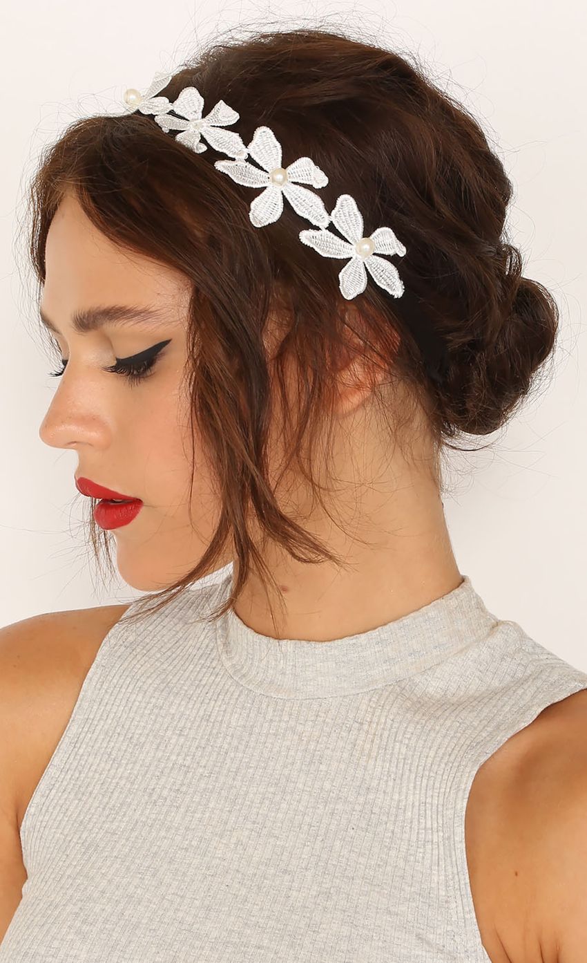 Picture White Flower And Pearl Headband. Source: https://media-img.lucyinthesky.com/data/Mar15_1/850xAUTO/0Y5A8494.JPG