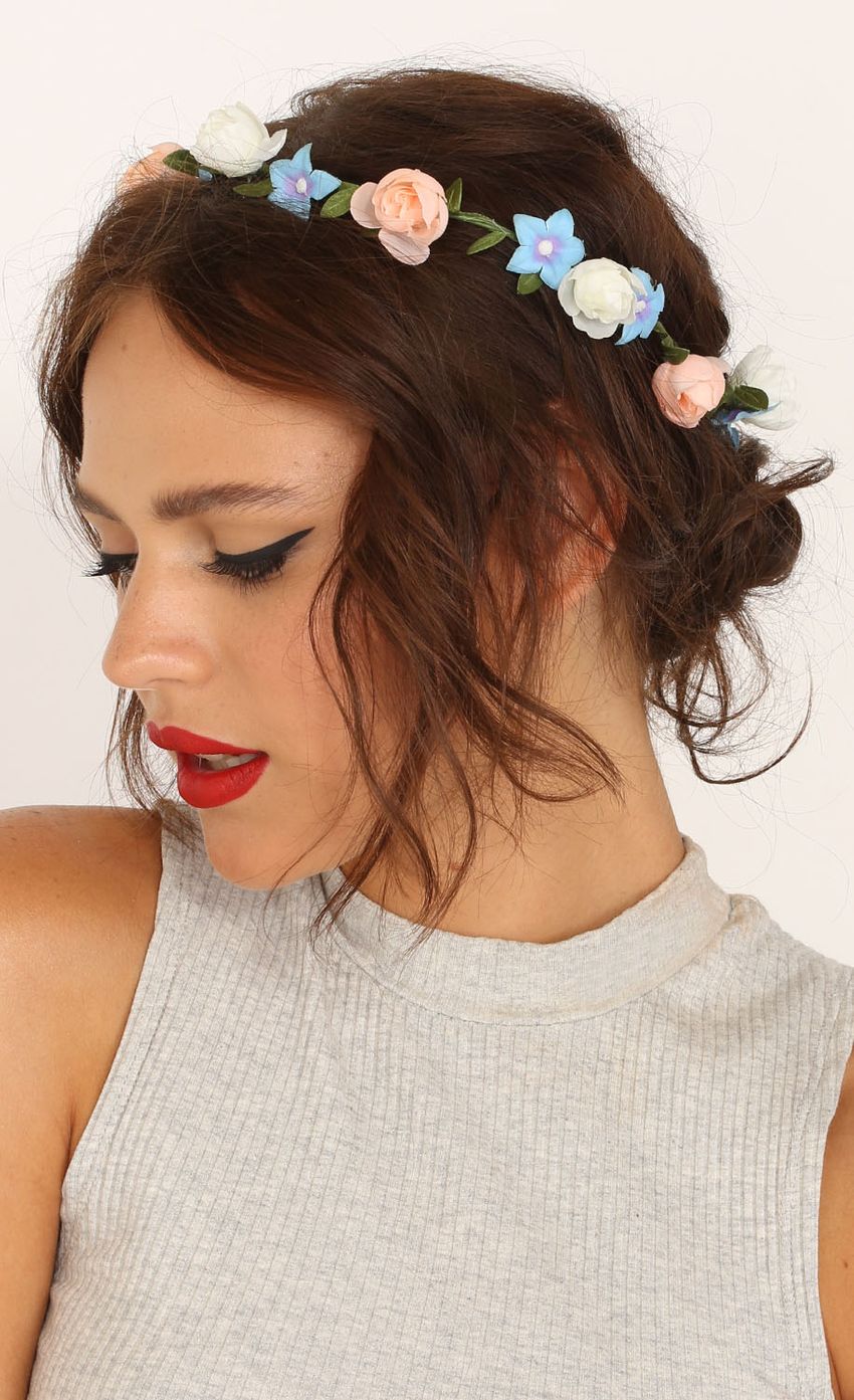Picture Floral Headband. Source: https://media-img.lucyinthesky.com/data/Mar15_1/850xAUTO/0Y5A85421.JPG