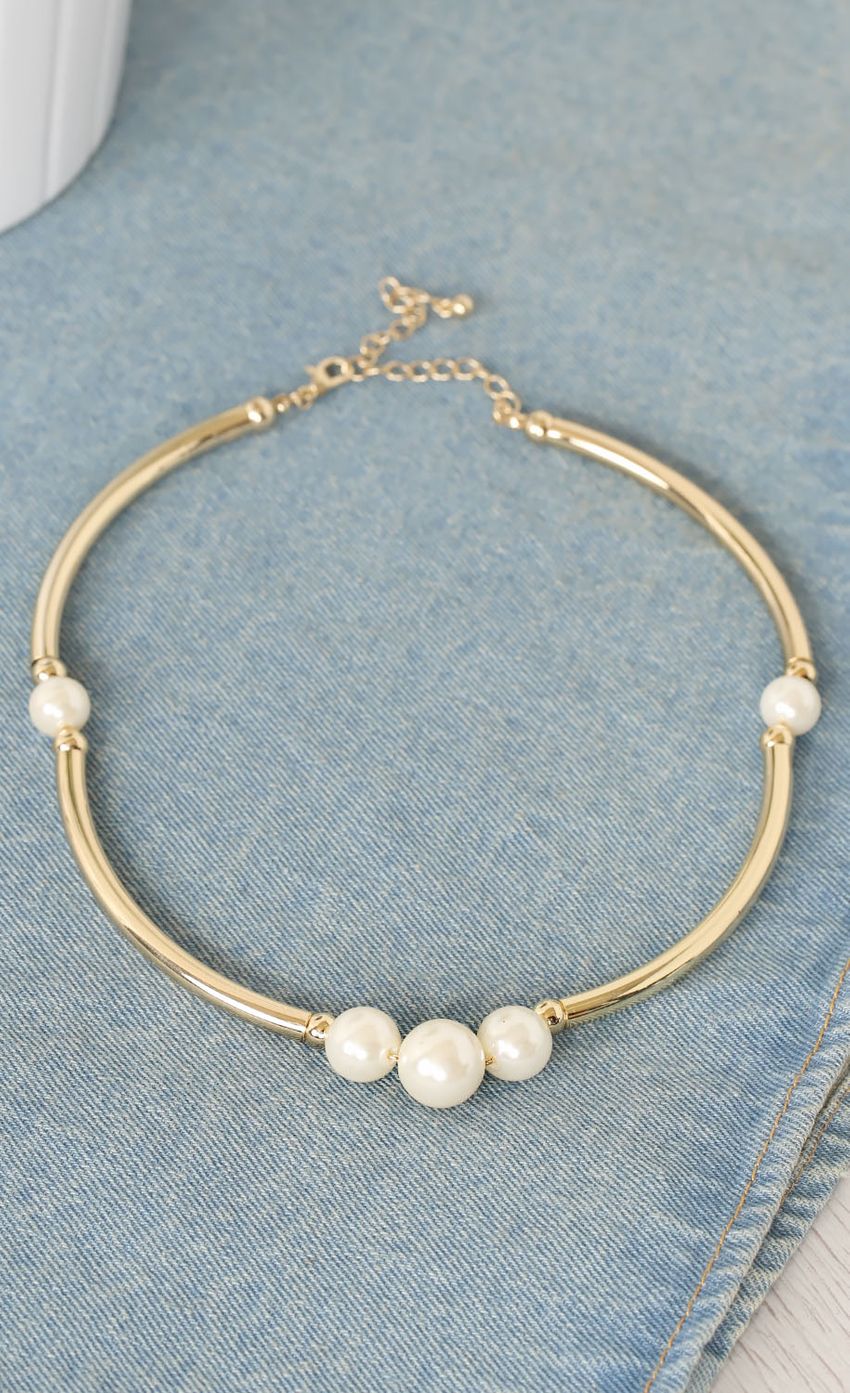 Picture Gold and Pearl Detailed Necklace. Source: https://media-img.lucyinthesky.com/data/Mar15_2/850xAUTO/0Y5A4757.JPG