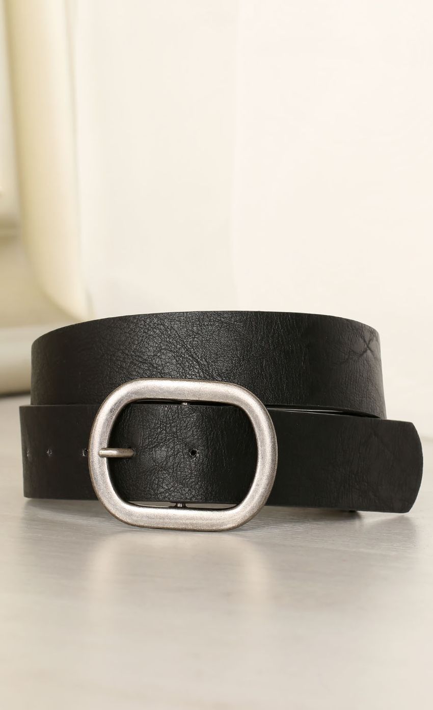 Picture Black Faux Leather Waist Belt. Source: https://media-img.lucyinthesky.com/data/Mar15_2/850xAUTO/0Y5A5038.JPG