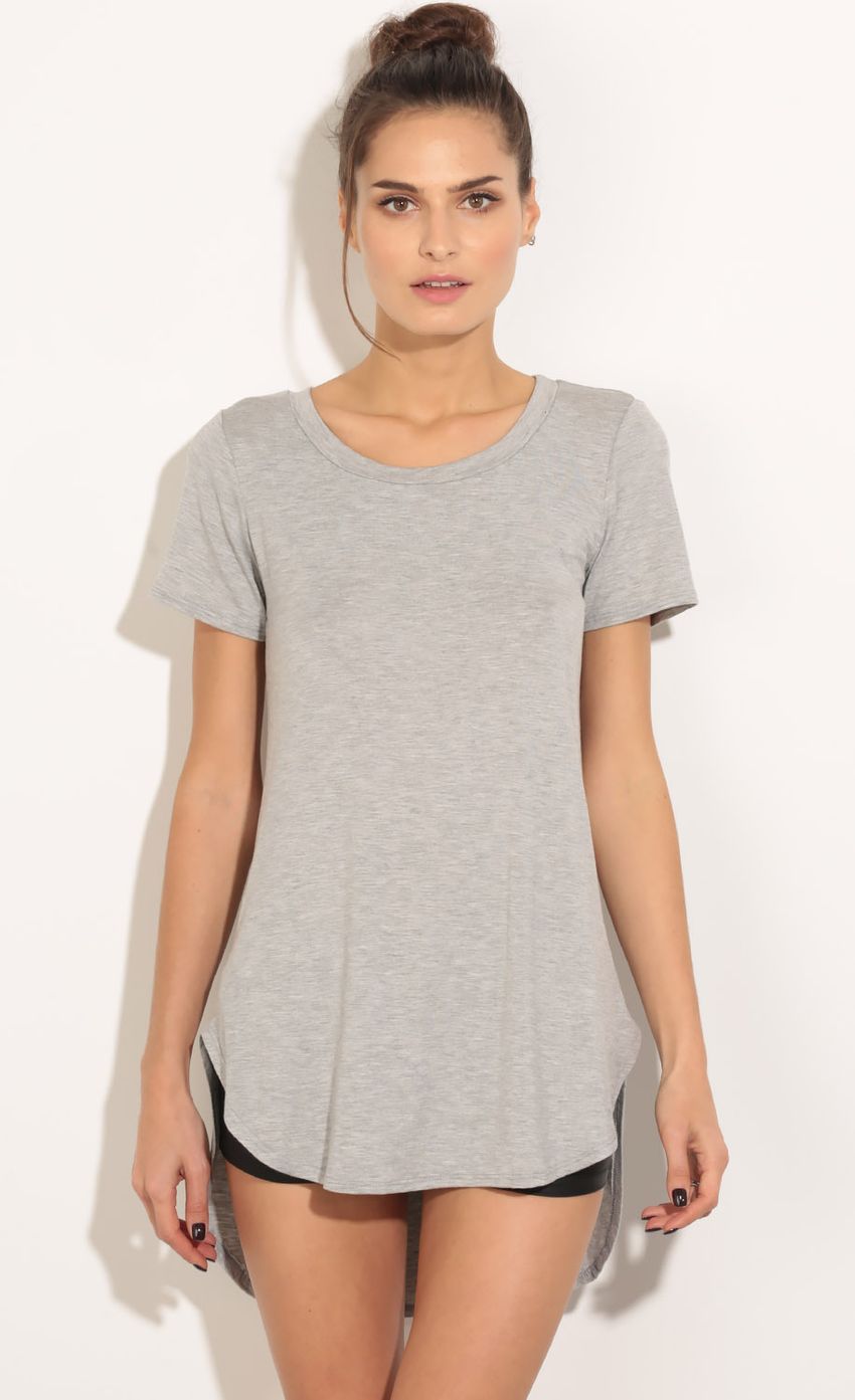 Picture High-Low Day Top In Grey. Source: https://media-img.lucyinthesky.com/data/Mar16_2/850xAUTO/0Y5A5835.JPG
