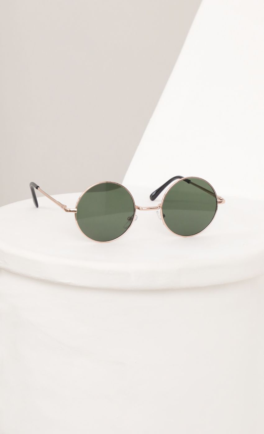 Picture Lennon Round Sunglasses in Forest Green. Source: https://media-img.lucyinthesky.com/data/Mar21_1/850xAUTO/AT2A6699_COPY.JPG
