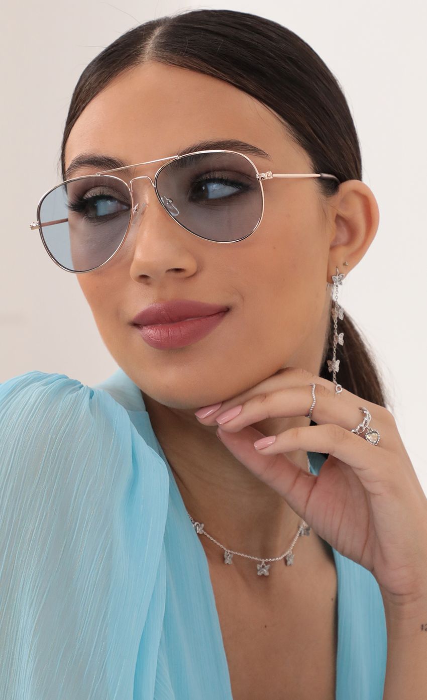 Picture Iconic Retro Aviator Sunglasses in Light Blue. Source: https://media-img.lucyinthesky.com/data/Mar21_1/850xAUTO/AT2A9647_COPY.JPG