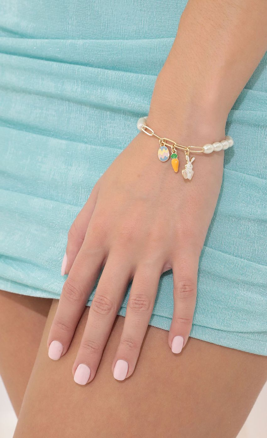 Picture Bunny Hop Bracelet in White. Source: https://media-img.lucyinthesky.com/data/Mar22_1/850xAUTO/1V9A28531.JPG