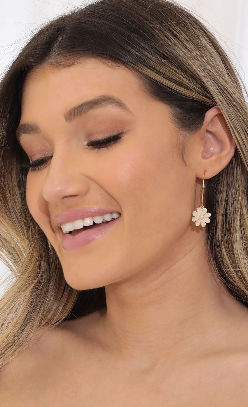 Picture Daydreamer Earring in Gold. Source: https://media-img.lucyinthesky.com/data/Mar22_1/850xAUTO/1V9A58851.JPG