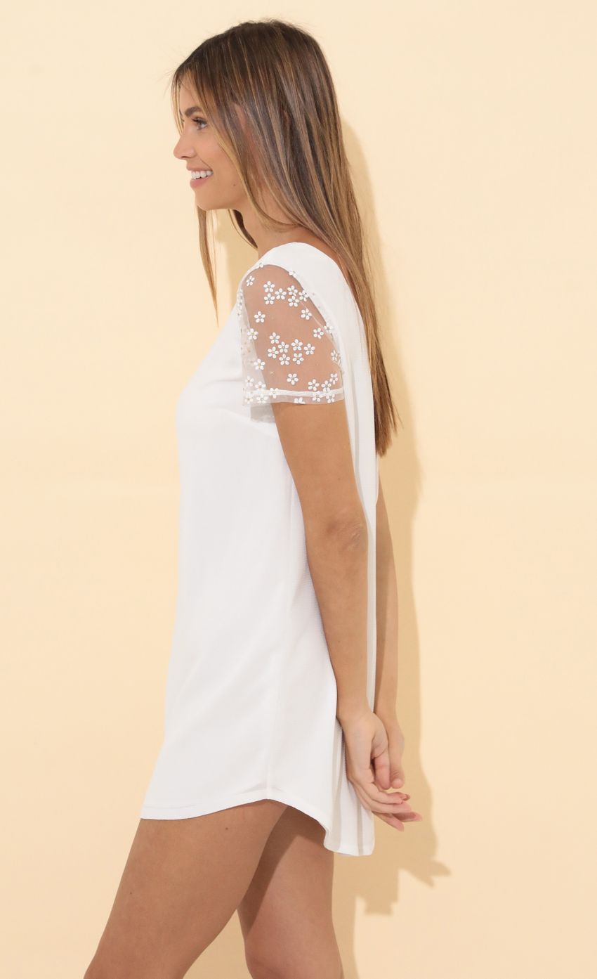 Picture Shirt Dress in White floral. Source: https://media-img.lucyinthesky.com/data/Mar22_2/850xAUTO/1V9A0018.JPG
