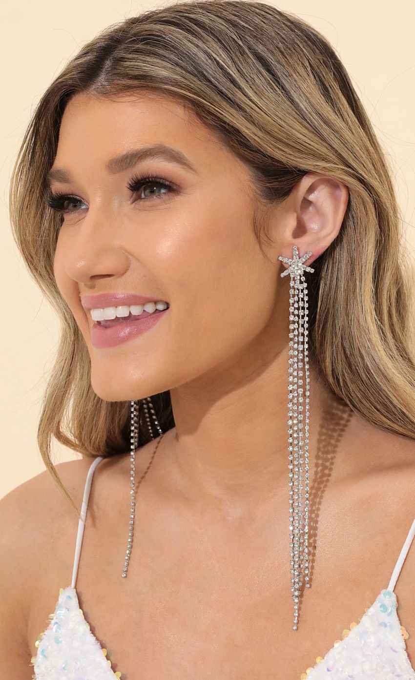 Picture Hollywood Glam Drop Earring in Silver. Source: https://media-img.lucyinthesky.com/data/Mar22_2/850xAUTO/1V9A24121.JPG