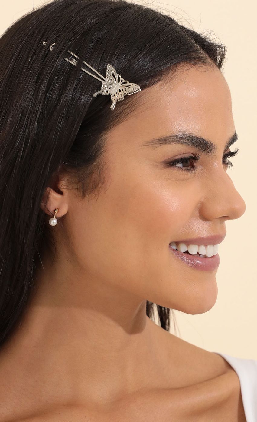Picture Flirt With Me Hair Clip in Silver. Source: https://media-img.lucyinthesky.com/data/Mar22_2/850xAUTO/1V9A73371.JPG
