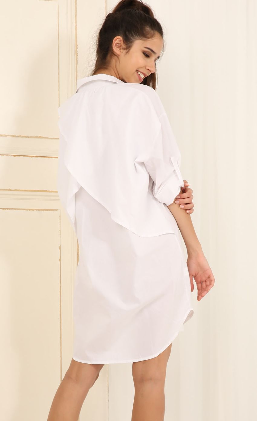 Picture Ultra Long White Blouse. Source: https://media-img.lucyinthesky.com/data/May15_2/850xAUTO/0Y5A0797.JPG