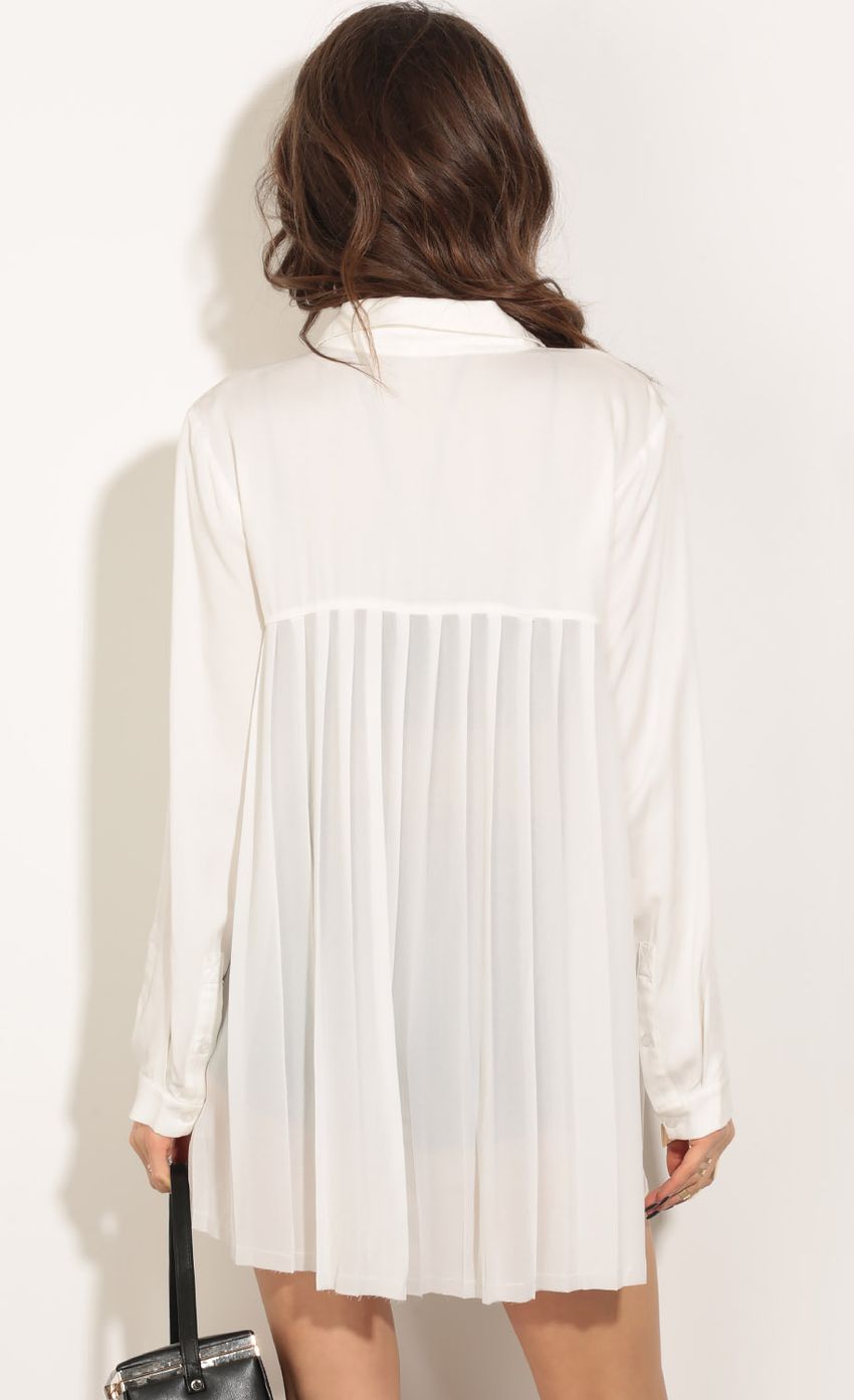 Picture Pleated Back Day Top In White. Source: https://media-img.lucyinthesky.com/data/May16_2/850xAUTO/0Y5A9396.JPG
