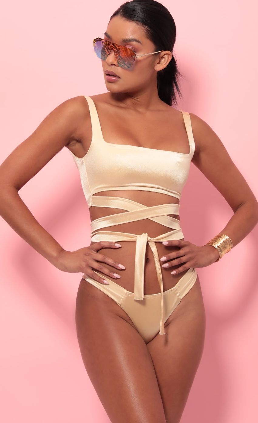 Picture Venice Glow Bikini in Light Gold. Source: https://media-img.lucyinthesky.com/data/May19_2/850xAUTO/781A1259.JPG