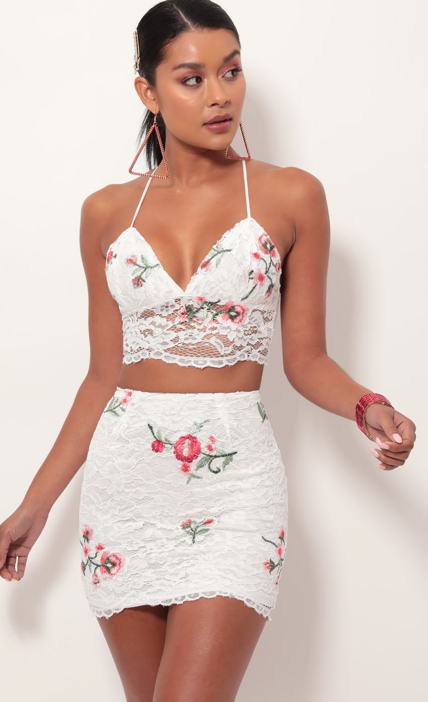 Picture Maui Floral Lace Set In White Floral. Source: https://media-img.lucyinthesky.com/data/May19_2/850xAUTO/781A8107.JPG