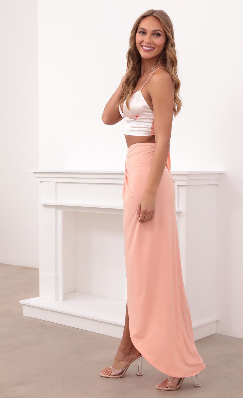 Picture Maxi Set in White and Salmon. Source: https://media-img.lucyinthesky.com/data/May21_1/850xAUTO/1V9A0323.JPG