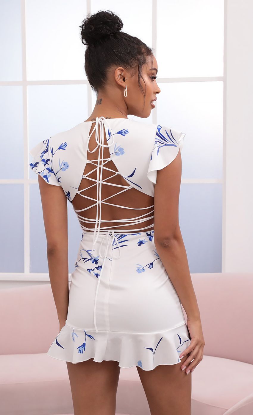 Picture Lace-Up Back in Floral Blue. Source: https://media-img.lucyinthesky.com/data/May21_1/850xAUTO/1V9A3540S.JPG