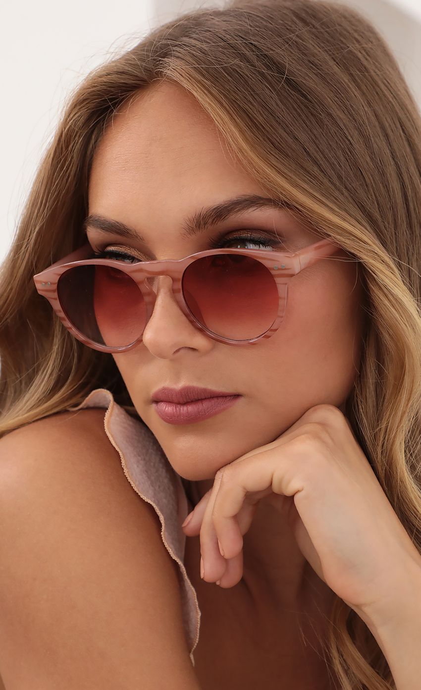 Picture Robertson Round Sunglasses in Tiger Dusty Pink. Source: https://media-img.lucyinthesky.com/data/May21_1/850xAUTO/AT2A7446.JPG