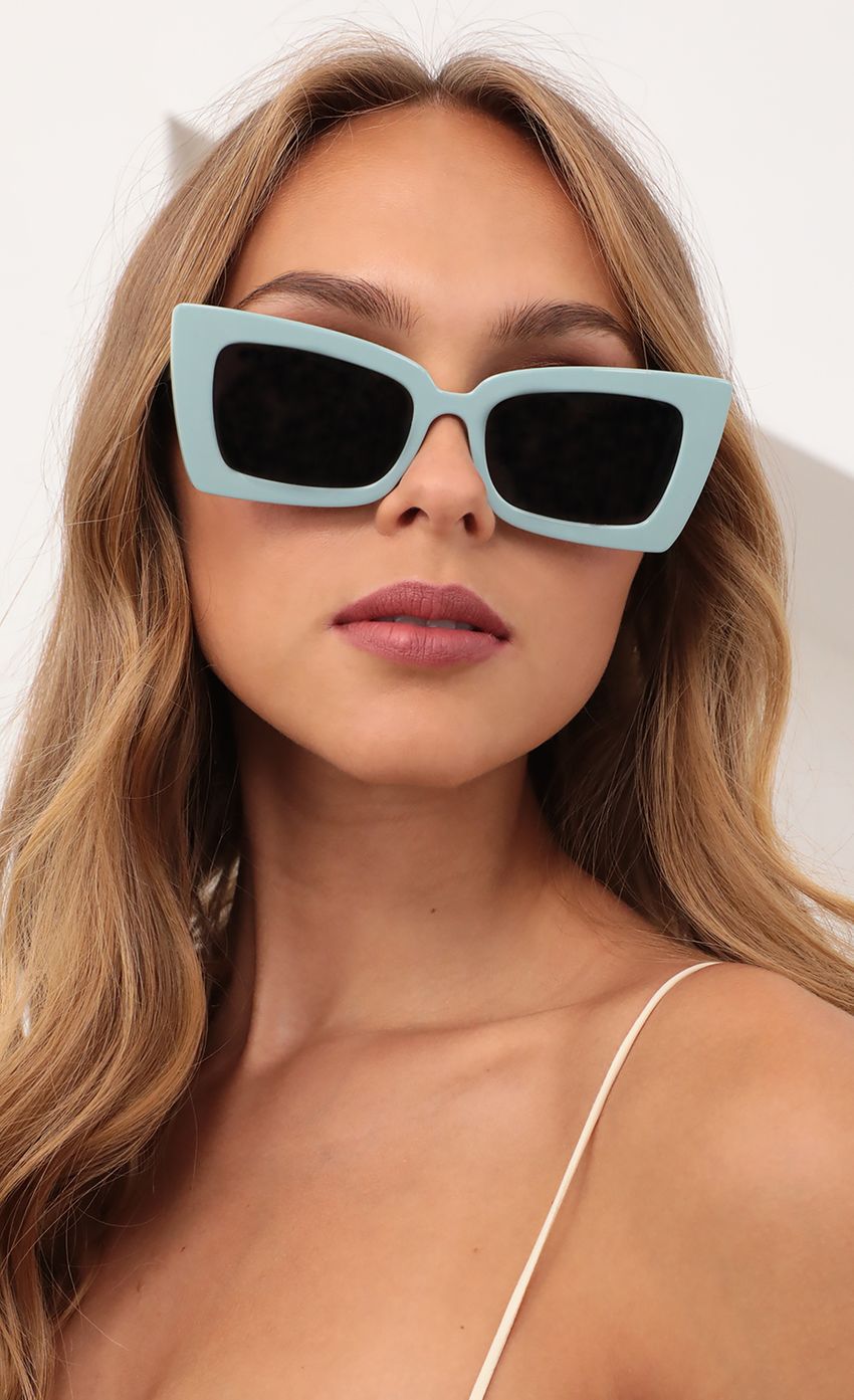 Picture Melrose Retro Cat-Eye in Dusty Blue. Source: https://media-img.lucyinthesky.com/data/May21_1/850xAUTO/AT2A8487.JPG