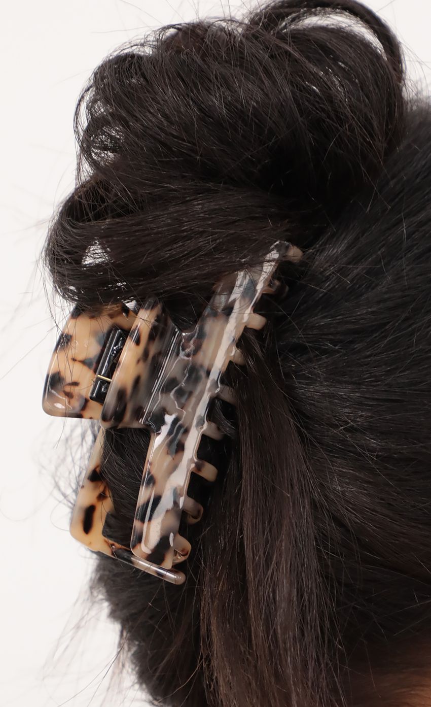 Picture Celinda Hair Clip in Brown Marble. Source: https://media-img.lucyinthesky.com/data/May21_1/850xAUTO/AT2A8727.JPG