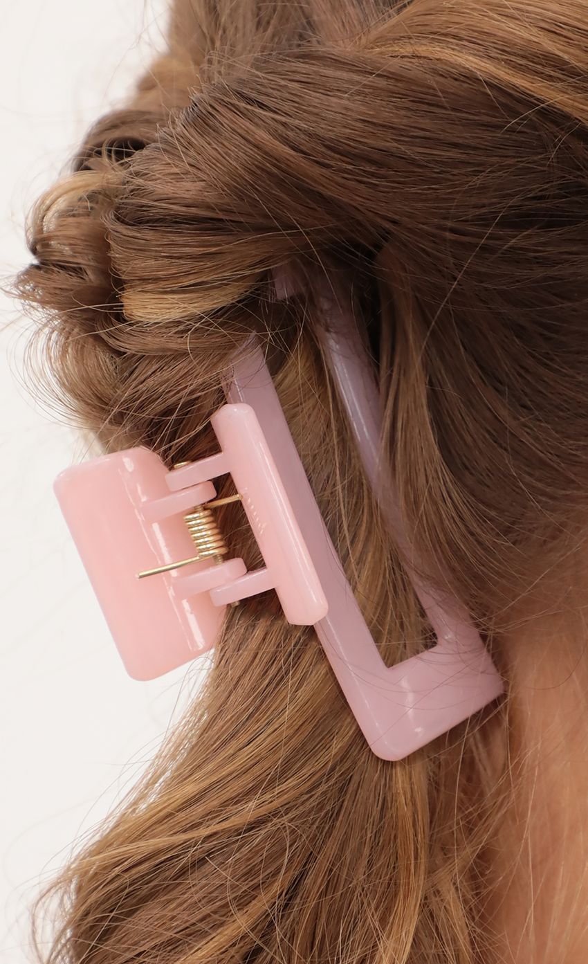 Picture Avis Hair Claw in Pink. Source: https://media-img.lucyinthesky.com/data/May21_1/850xAUTO/AT2A8751.JPG