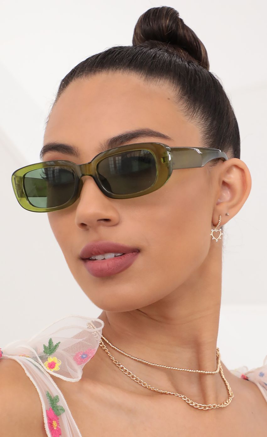 Picture Beverly Rectangular Retro Sunglasses in Clear Green. Source: https://media-img.lucyinthesky.com/data/May21_2/850xAUTO/AT2A0249.JPG