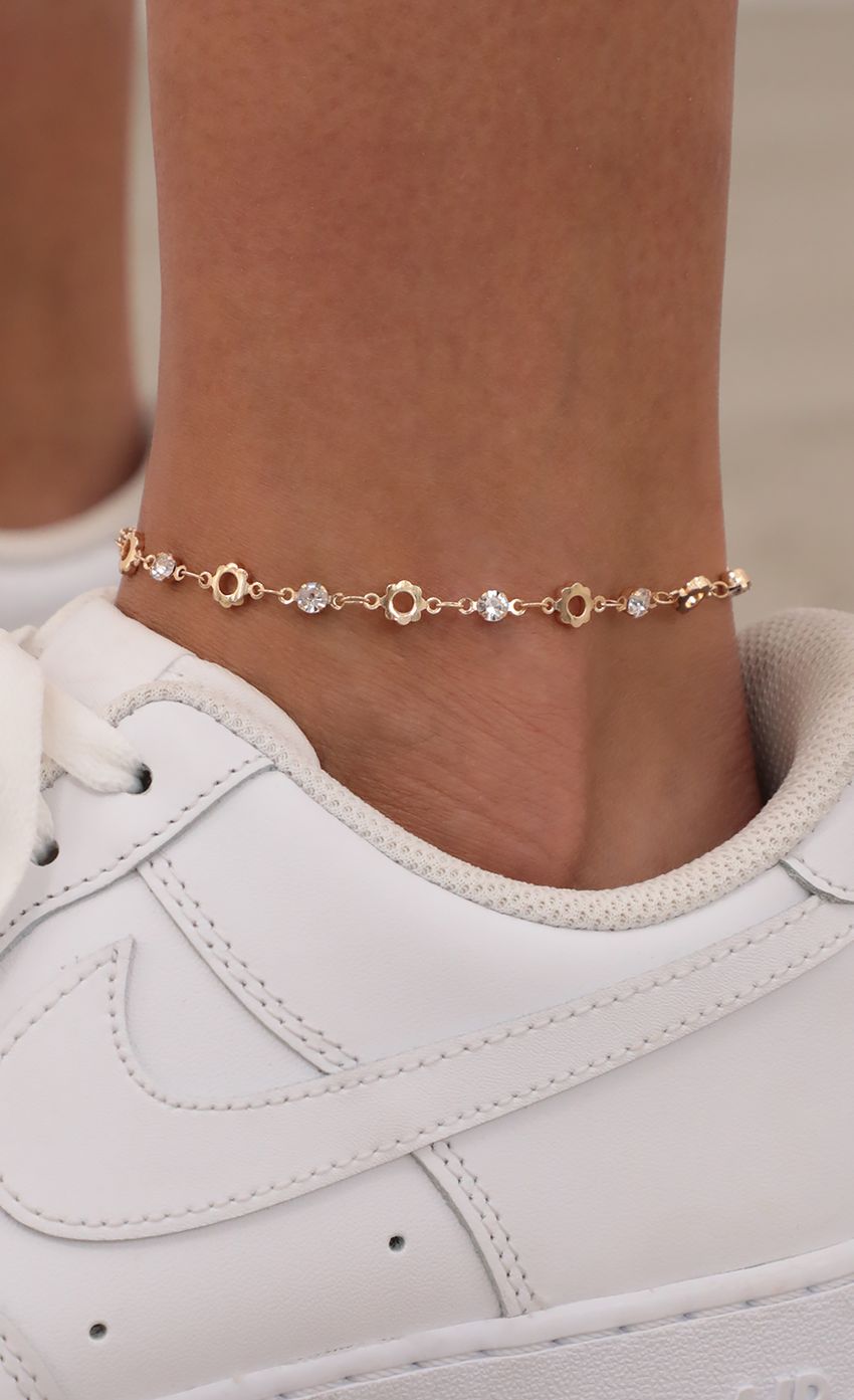 Picture Daisies and Crystals Anklet. Source: https://media-img.lucyinthesky.com/data/May21_2/850xAUTO/AT2A8754.JPG