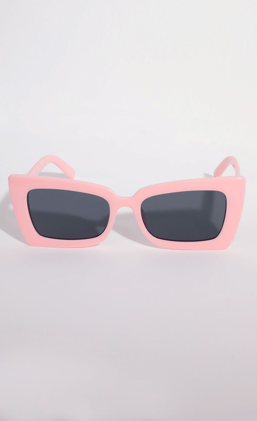 Picture Melrose Retro Cat-Eye in Pink. Source: https://media-img.lucyinthesky.com/data/May21_2/850xAUTO/AT2A8908_COPY.JPG