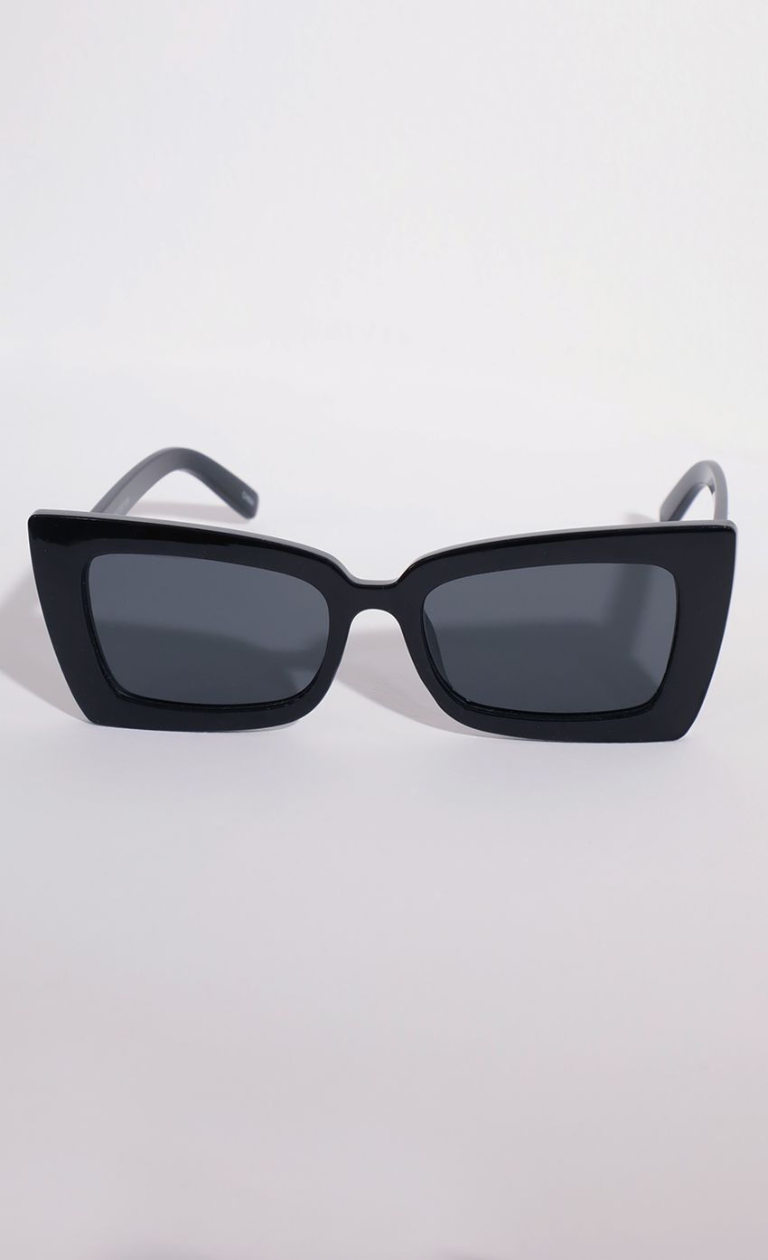 Picture Melrose Retro Cat-Eye in Black. Source: https://media-img.lucyinthesky.com/data/May21_2/850xAUTO/AT2A8914.JPG