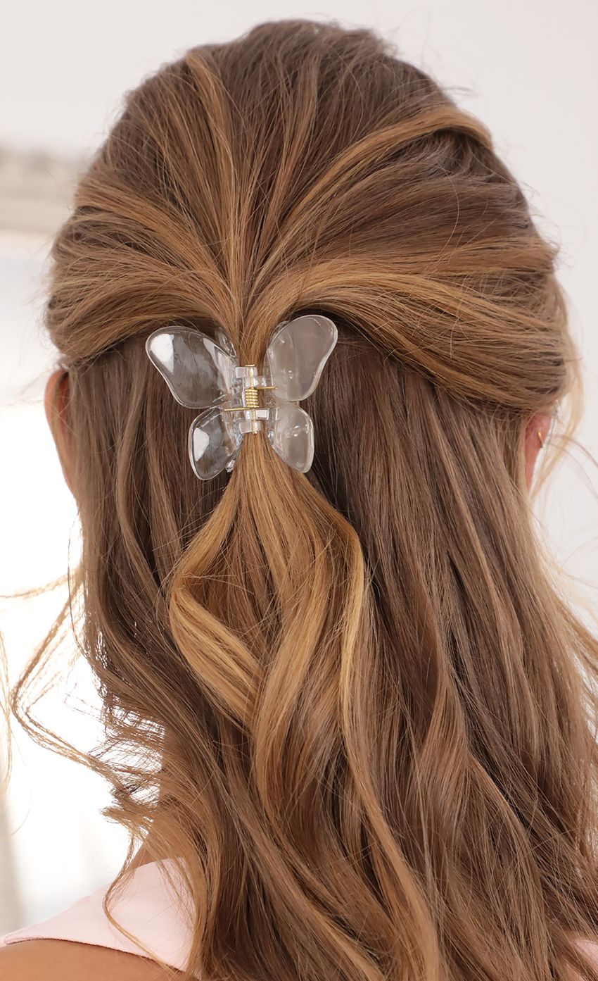 Picture Claw Hair Clip in Clear. Source: https://media-img.lucyinthesky.com/data/May21_2/850xAUTO/AT2A9342.JPG