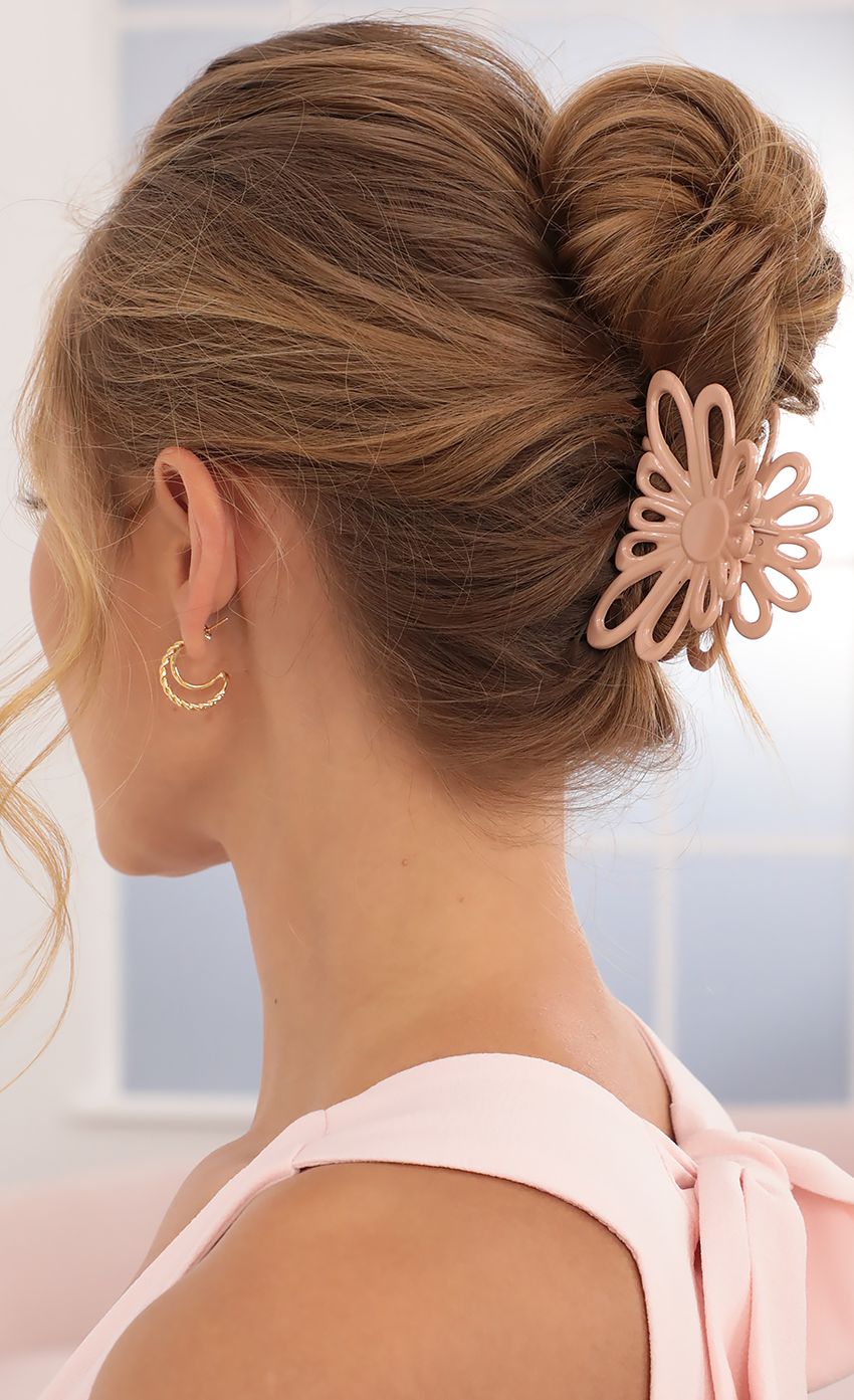 Picture Daisy Hair Clip in Nude. Source: https://media-img.lucyinthesky.com/data/May21_2/850xAUTO/AT2A9568.JPG
