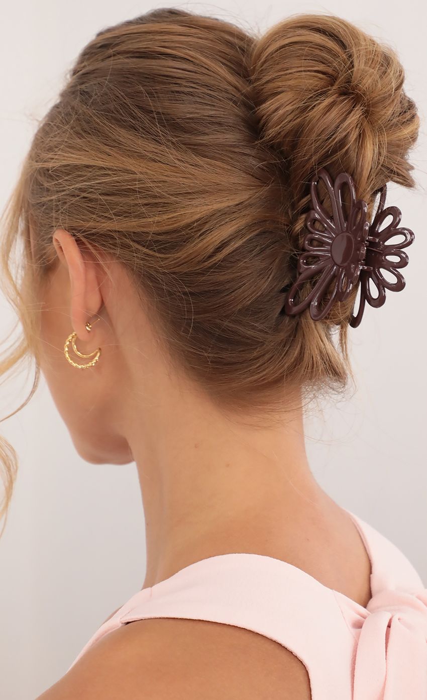 Picture Daisy Hair Clip in Brown. Source: https://media-img.lucyinthesky.com/data/May21_2/850xAUTO/AT2A9716.JPG
