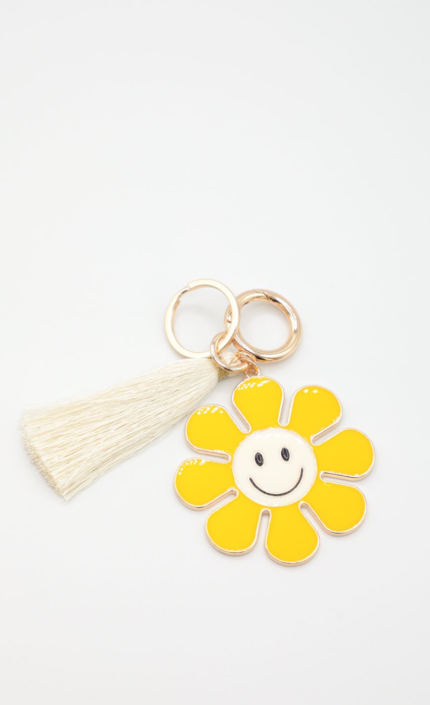 Picture Miles of Smiles Keychain in Yellow and White. Source: https://media-img.lucyinthesky.com/data/May22_1/850xAUTO/1J7A0001.JPG
