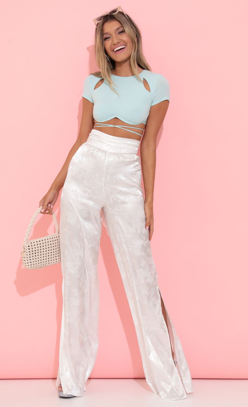 Picture Wide Leg Pants in Floral White. Source: https://media-img.lucyinthesky.com/data/May22_1/850xAUTO/1V9A8400.JPG