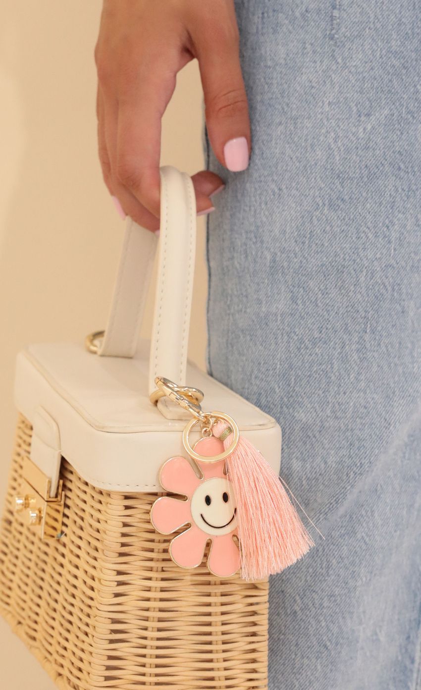 Picture Miles of Smiles Keychain in Pink. Source: https://media-img.lucyinthesky.com/data/May22_1/850xAUTO/2V9A5201.JPG