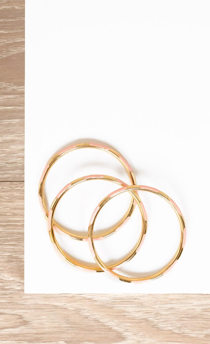Picture PRETTY IN PINK BANGLES. Source: https://media-img.lucyinthesky.com/data/Nov14_2/850xAUTO/0Y5A0316.JPG