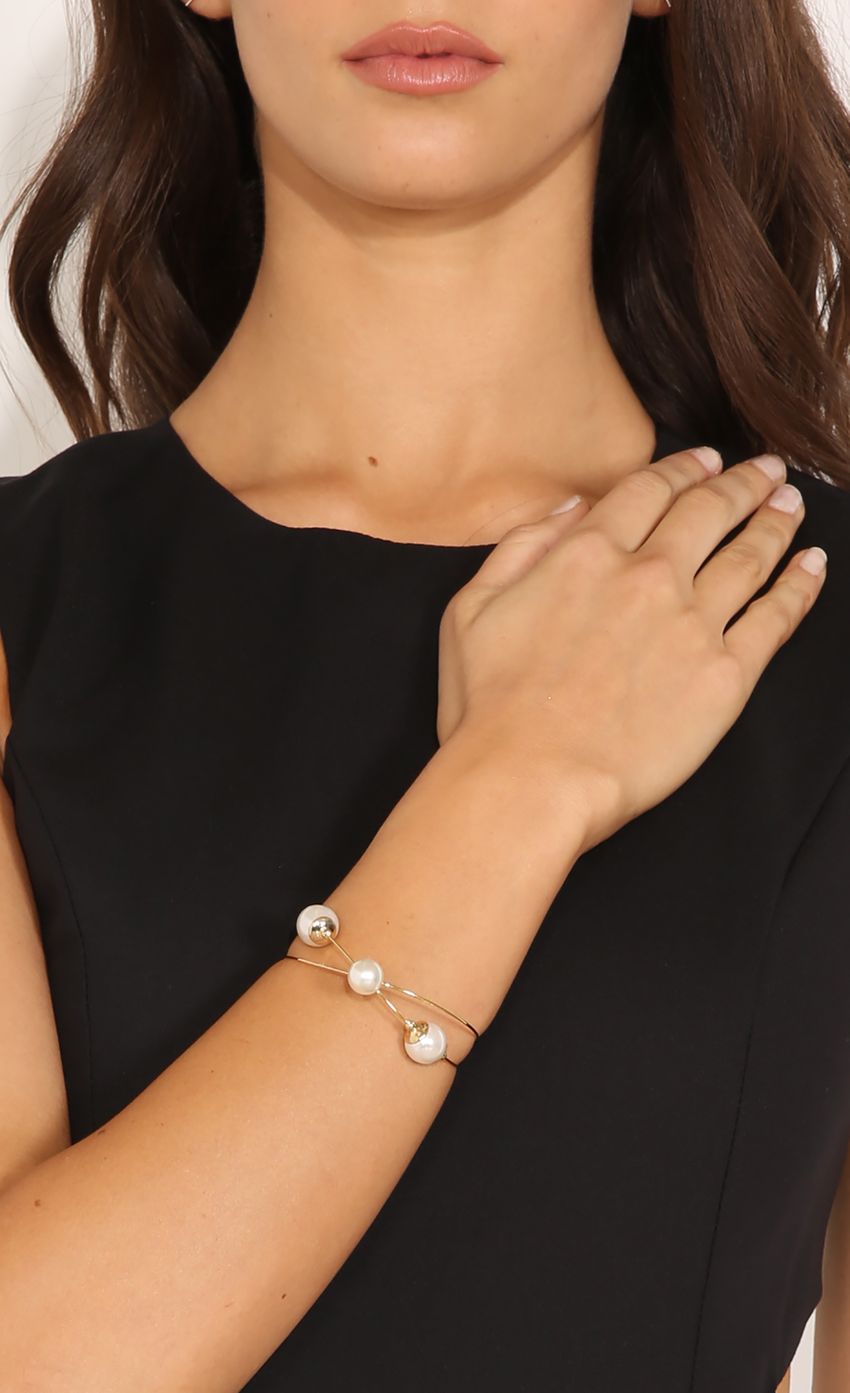 Picture PEARL LOVE BRACELET. Source: https://media-img.lucyinthesky.com/data/Nov14_2/850xAUTO/0Y5A9561_2.JPG
