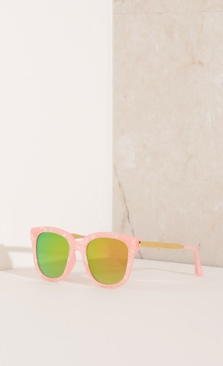 Picture Classic Sunglasses In Pink. Source: https://media-img.lucyinthesky.com/data/Nov15_2/850xAUTO/0Y5A1018.JPG