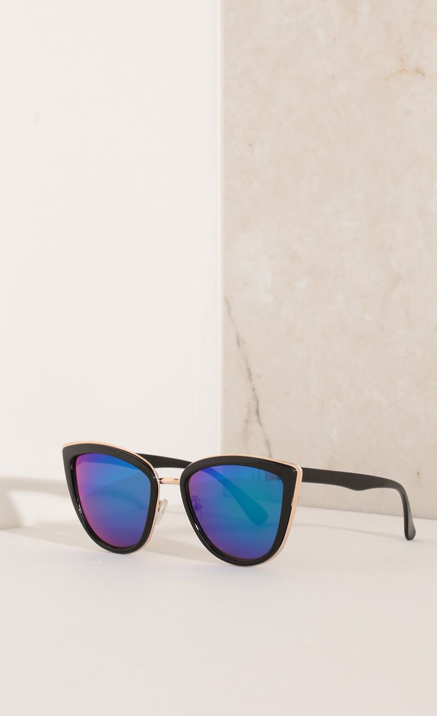 Picture Classic Cat Eye Sunglasses In Black. Source: https://media-img.lucyinthesky.com/data/Nov15_2/850xAUTO/0Y5A2997.JPG