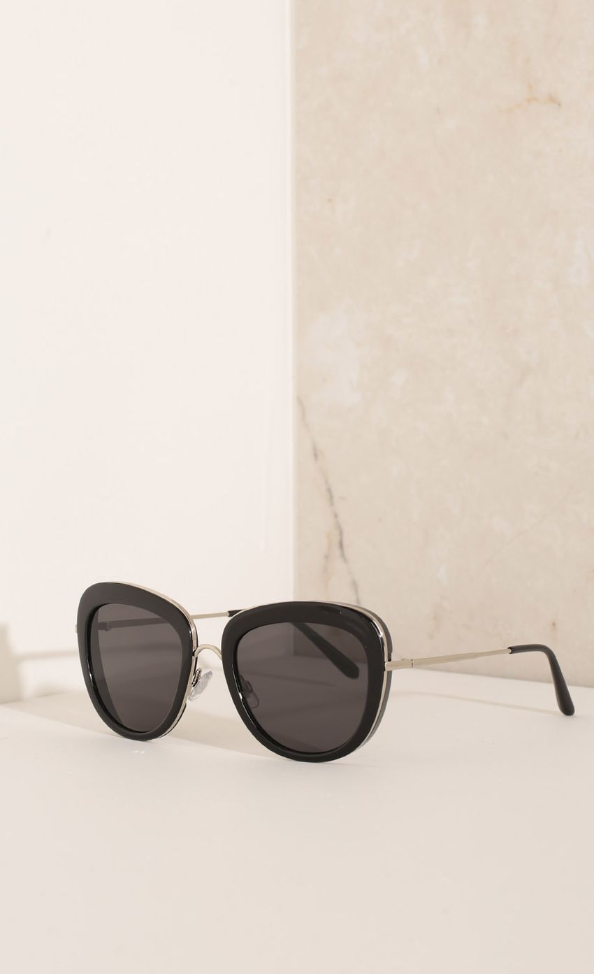 Picture Classic Sunglasses In Silver. Source: https://media-img.lucyinthesky.com/data/Nov15_2/850xAUTO/0Y5A3103.JPG