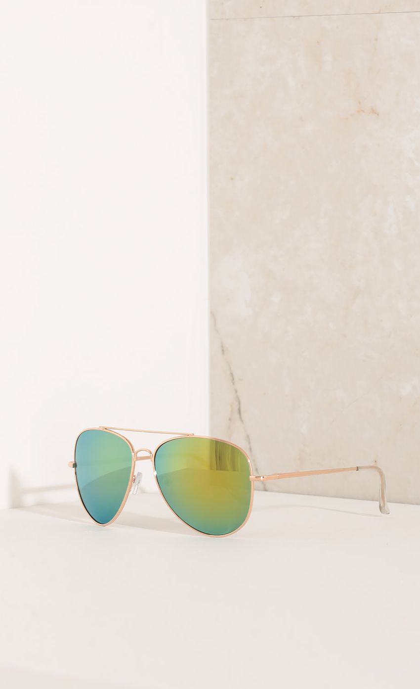 Picture Aviator Sunglasses In Verde. Source: https://media-img.lucyinthesky.com/data/Nov15_2/850xAUTO/0Y5A5867.JPG