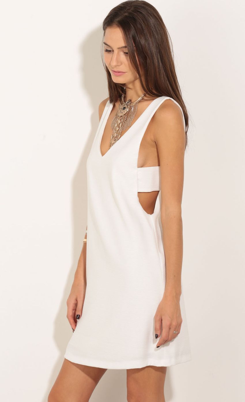 Picture Bandage Dress In White. Source: https://media-img.lucyinthesky.com/data/Nov15_2/850xAUTO/0Y5A8203.JPG