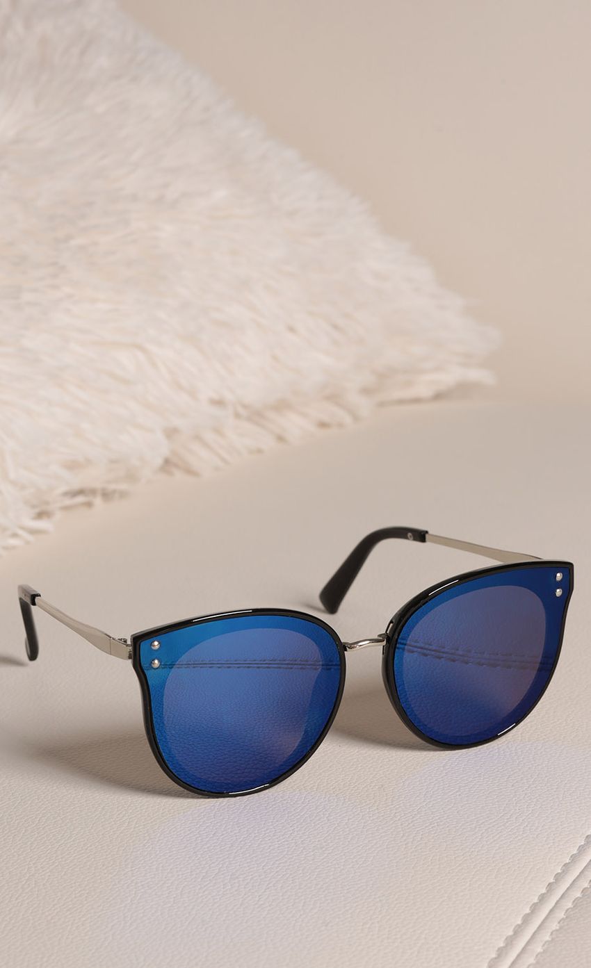 Picture Gisele Sunglasses In Blue. Source: https://media-img.lucyinthesky.com/data/Nov17_1/850xAUTO/0Y5A4413.JPG