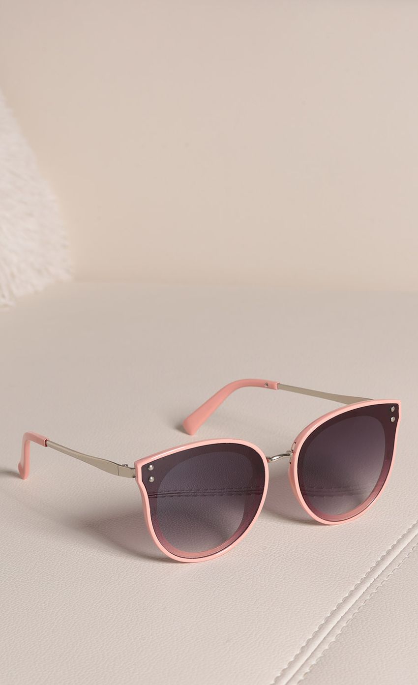 Picture Gisele Sunglasses In Baby Pink. Source: https://media-img.lucyinthesky.com/data/Nov17_1/850xAUTO/0Y5A4467.JPG