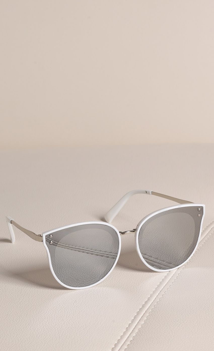 Picture Gisele Sunglasses In White. Source: https://media-img.lucyinthesky.com/data/Nov17_1/850xAUTO/0Y5A4486.JPG