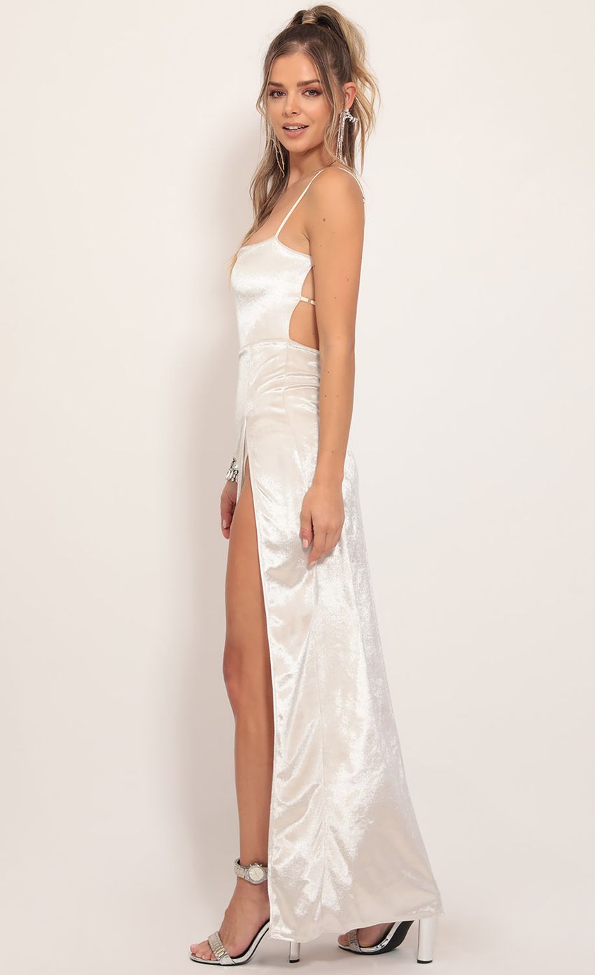 Picture Crushed Velvet Maxi in Pearl. Source: https://media-img.lucyinthesky.com/data/Nov19_1/850xAUTO/781A7625.JPG