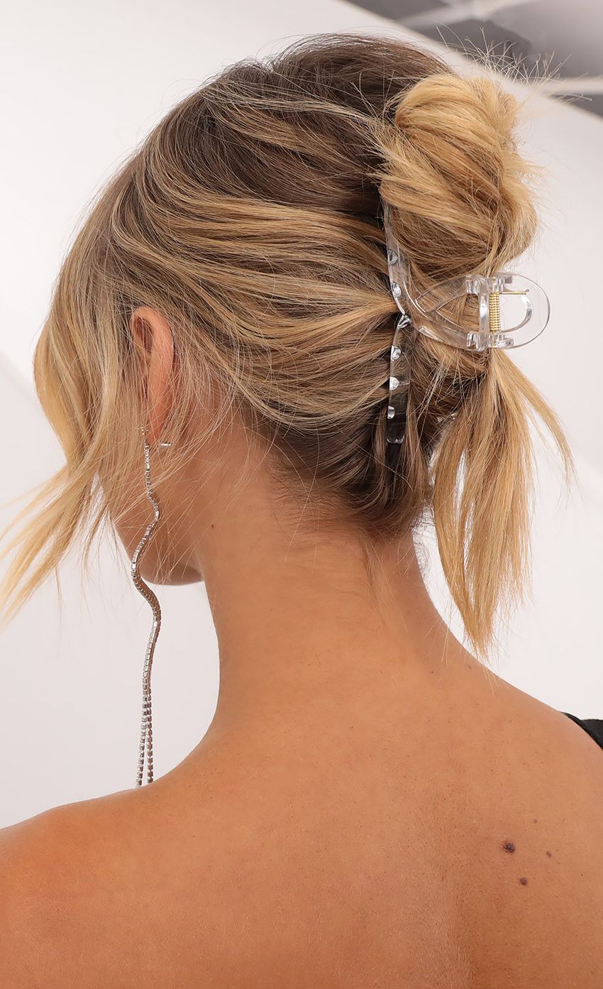 Picture Clear Claw Hair Clip. Source: https://media-img.lucyinthesky.com/data/Nov20_1/850xAUTO/1V9A3212.JPG