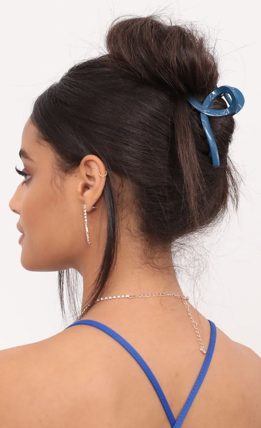 Picture Blue Claw Hair Clip. Source: https://media-img.lucyinthesky.com/data/Nov20_2/850xAUTO/1V9A2203.JPG