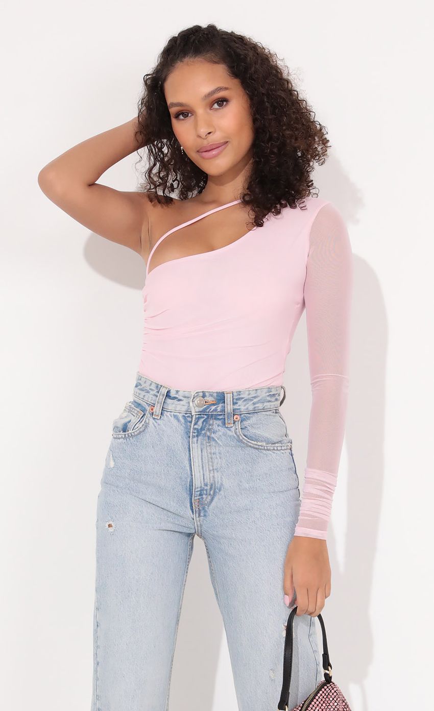 Picture Asymmetrical Bodysuit in Baby Pink. Source: https://media-img.lucyinthesky.com/data/Nov21_1/850xAUTO/1V9A0353.JPG