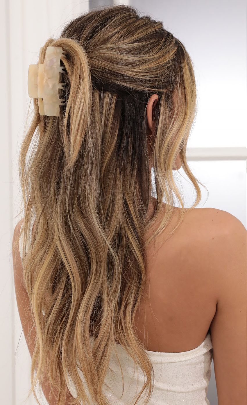 Picture All Caught Up Hair Clip in Cream. Source: https://media-img.lucyinthesky.com/data/Nov21_2/850xAUTO/1V9A9994.JPG