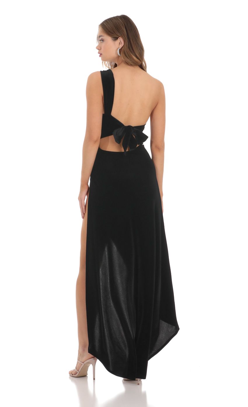 Picture Velvet One Shoulder Dress in Black. Source: https://media-img.lucyinthesky.com/data/Nov23/850xAUTO/01d40a34-9c0e-479f-a932-4774a4204181.jpg
