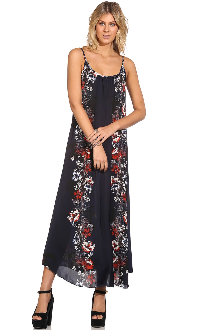 Picture DARK FLORALS DRESS. Source: https://media-img.lucyinthesky.com/data/Oct14_1/850xAUTO/0Y5A6207.JPG